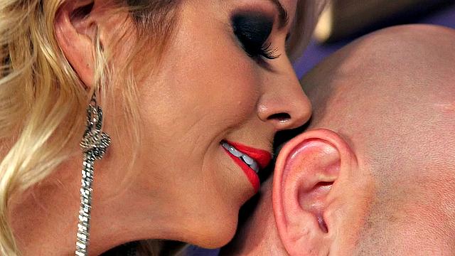 зрелая блондинка alexis fawx с жадностью сосёт и ловит сперму на лицо