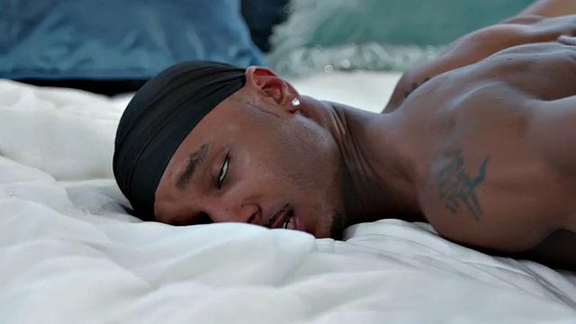 татуированный черный парень жарит своего черного бойфренда без резинки