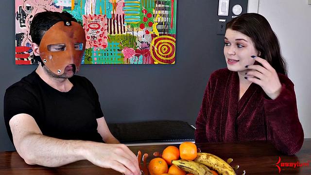 жёстко связанная красотка делится откровениями после треша