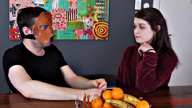 жёстко связанная красотка делится откровениями после треша