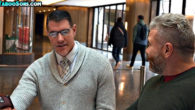 смотри, как отчим жестко трахает совершеннолетнего пасынка в жопу