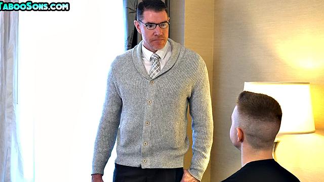 смотри, как отчим жестко трахает совершеннолетнего пасынка в жопу