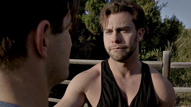 Шлюха с большой жопой трахается и лижет подруге киску в тройничке