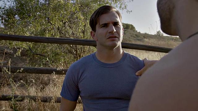 Big-booty babe fucked while eating her BFF's pussy in threesome