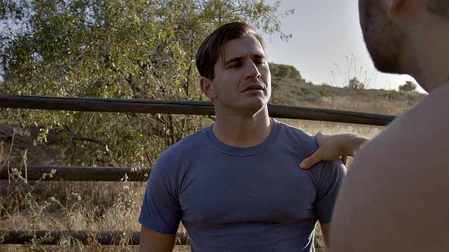 Big-booty babe fucked while eating her BFF's pussy in threesome