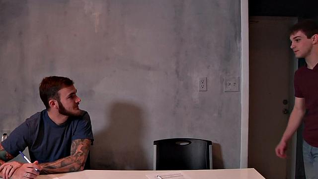 Гей-проказник жарит качка в попу по-собачьи-спортзал отдыхает