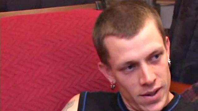 шейн дрочит и кончает на камеру