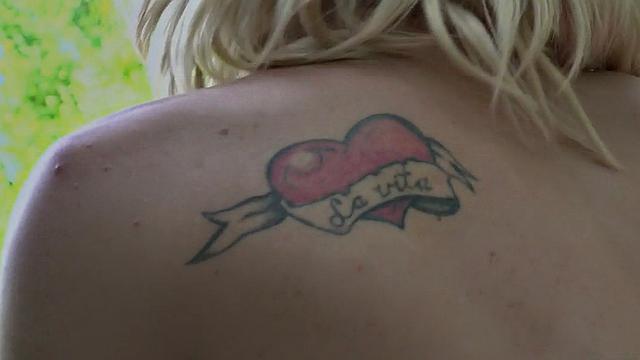 Три лесби на природе: кто быстрее долезет до киски