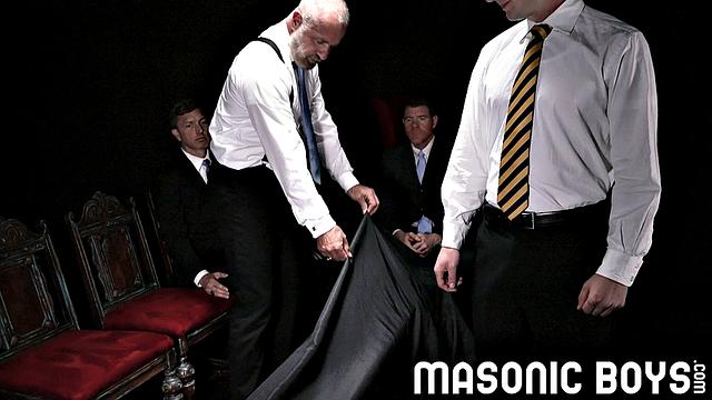 волосатый медведь трахается с парнем без резинки