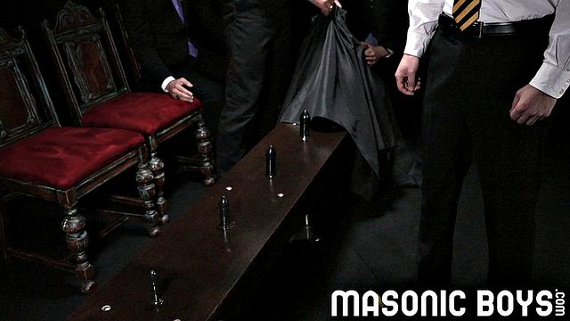 волосатый медведь трахается с парнем без резинки