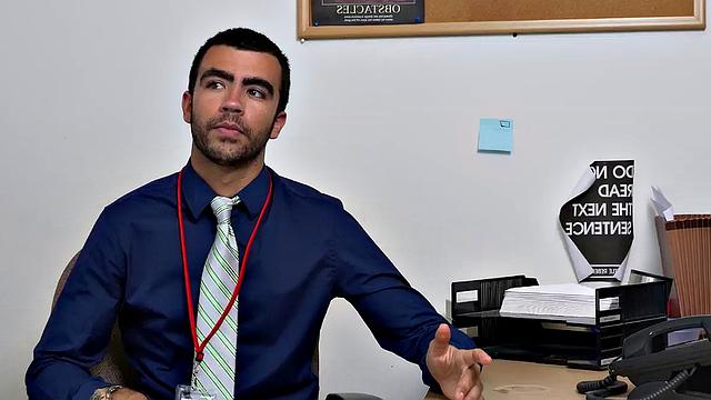 начальник заставляет парней в костюмах трахаться в офисе