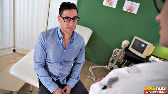 Засветила сиськи и устроила спермосбор в клинике с Brad Knight и Angel Wicky.