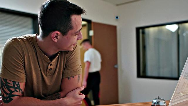 два мачо встречаются - и оба не прочь поменяться местами