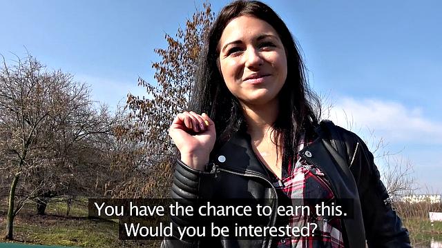 Официантка Джессика Линкольн показывает, как зарабатывать чаевые на мосту