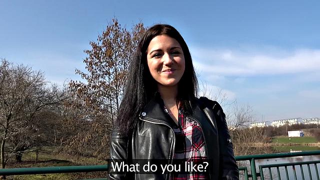 Официантка Джессика Линкольн показывает, как зарабатывать чаевые на мосту