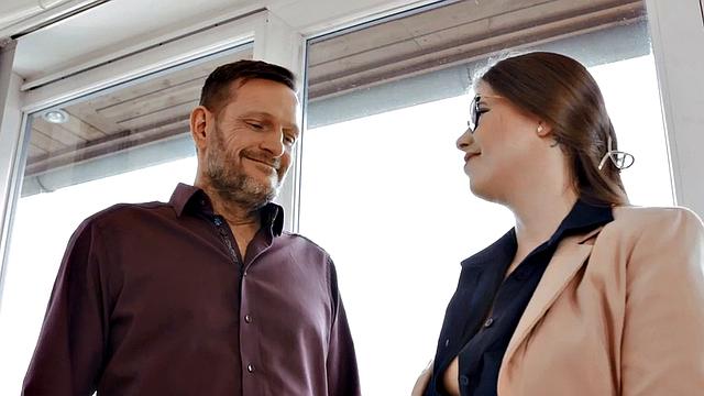 Начальник не справился с жопастой секретаршей и её сиськами