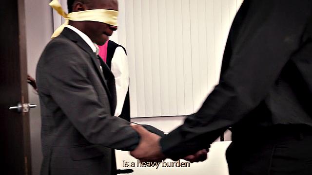 мускулистый черный парень кайфует от лизания волосатой жопы