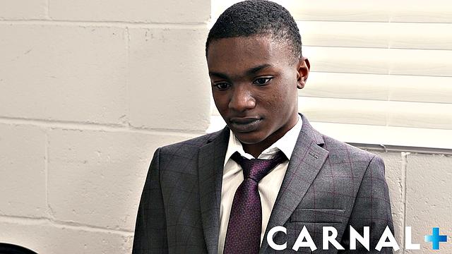 мускулистый черный парень кайфует от лизания волосатой жопы