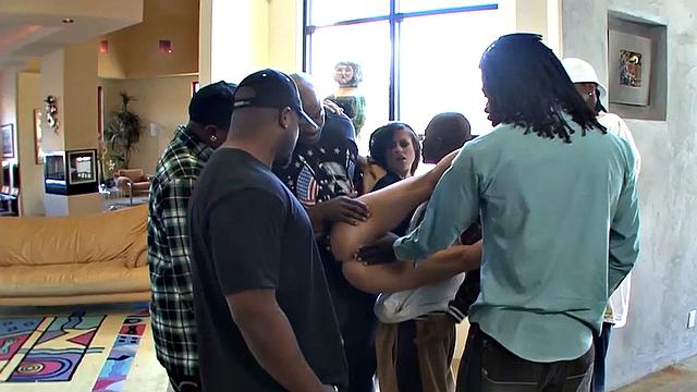 смотри, как брюнетка принимает большой черный член в жопу