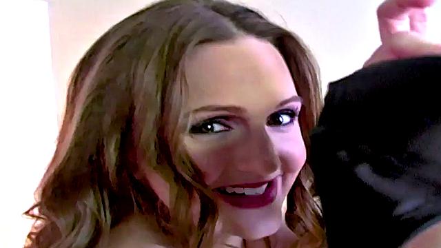 проколотая киска болтает грязно и трахается в зарослях