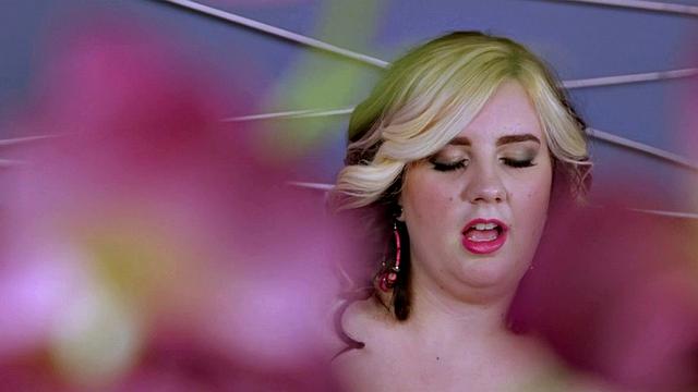 пышная брюнетка кайфует, когда на неё пялятся во время жёсткого траха