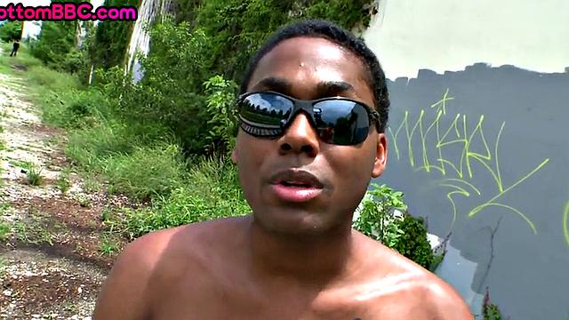 Bottom Nubian assfucked outdoor in public place