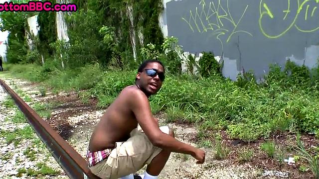 Bottom Nubian assfucked outdoor in public place