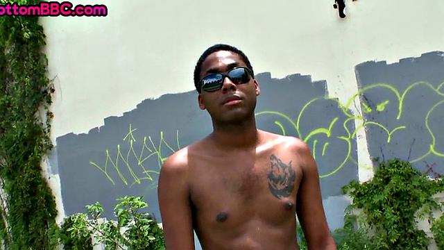 Bottom Nubian assfucked outdoor in public place