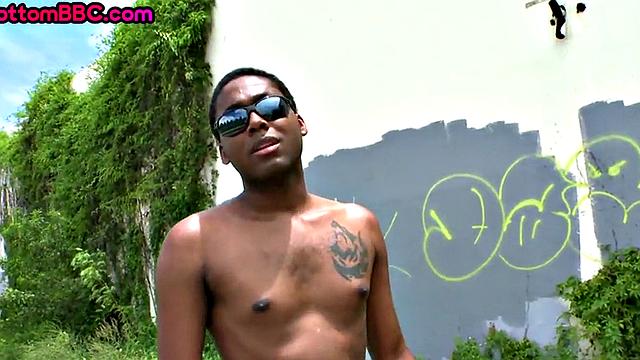 Bottom Nubian assfucked outdoor in public place