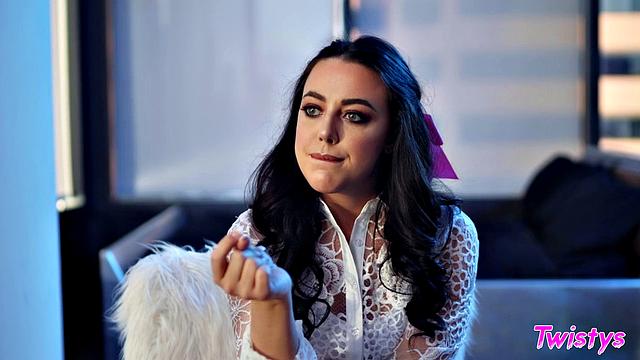 Whitney соблазняет взрослую красавицу Luna Star на страстный лесбийский секс в машине и дома.