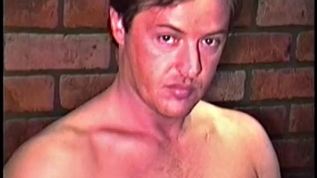 смотри, как бойд дрочит и кончает с холодной ухмылкой
