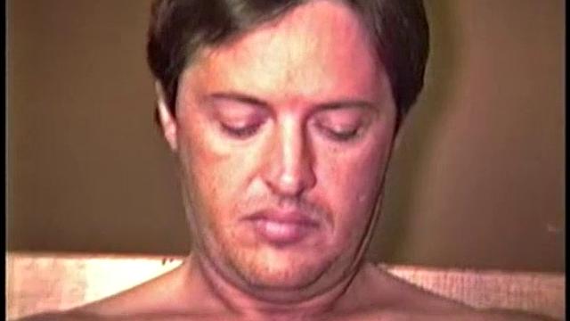 смотри, как бойд дрочит и кончает с холодной ухмылкой