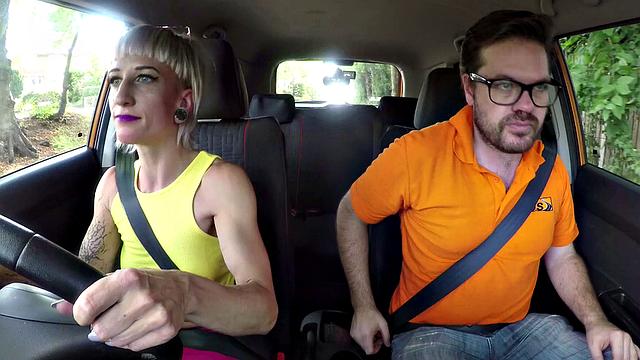 немка скачет в машине и получает густой кремпай