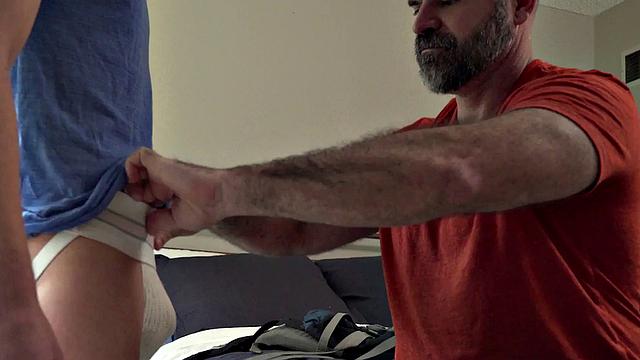 Ripped DILF bottoming for greedy twunk