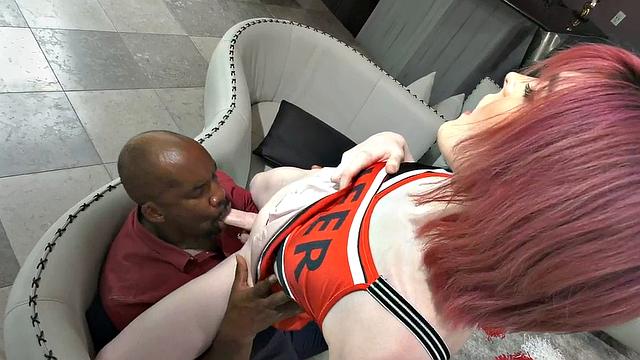 транс-черлидерша страстно принимает bbc в жопу