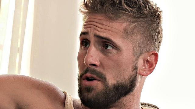 отчим массирует спортсмена и трахается с ним