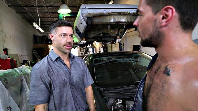 Tattooed stud in the ass fucks muscular nympho in a bareback garage doggystyle
