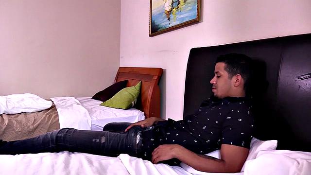 Два зрелых гея жестко трахаются, крупный член в деле - Кристиан и Лало.