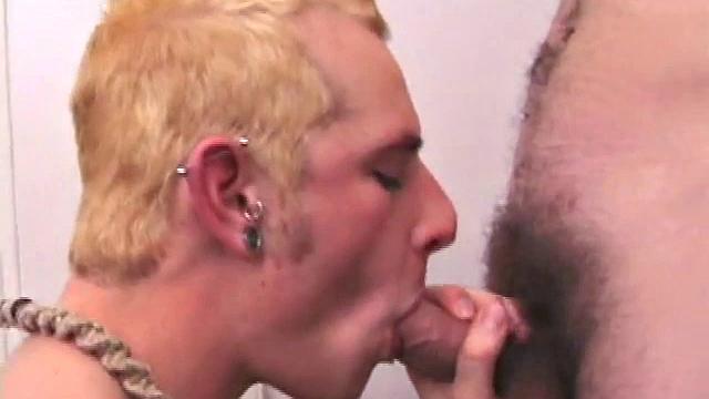 Torque и Jamie сосут друг у друга и трахаются по-мужски, сперма летит на лицо парня.