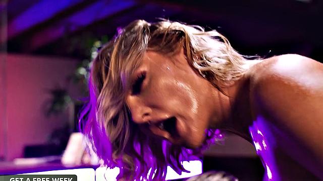 Blonde Babe Seduces, Gets Fucked, Squirts N Shake