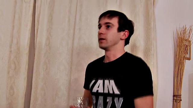 милфы в униформе стебут лузера на страпоне