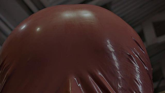 Latex redhead Lezdom fucks analhole of her sub