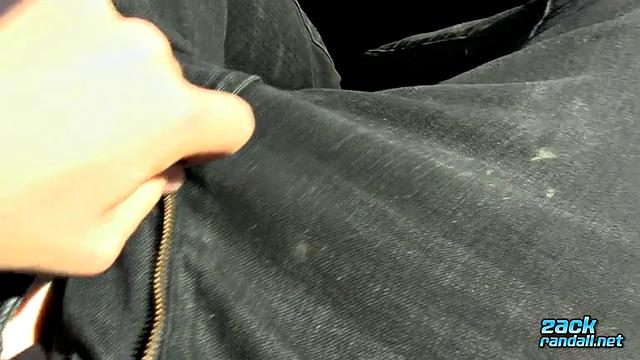 Оливер Дин медленно и глубоко дрочит свои тяжёлые яйца, пока не кончит до капли