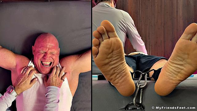 Dev Tickled Pink - в главной роли Dev