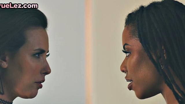 сексуальная черная красотка долбит подругу страпоном