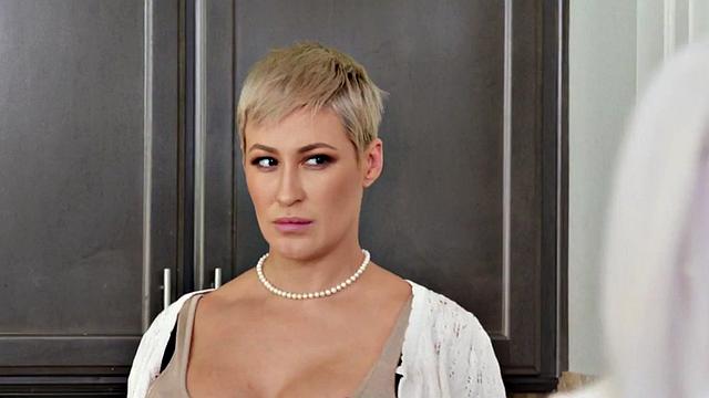 Short guy pussylicking bigtitted MILF at dinner