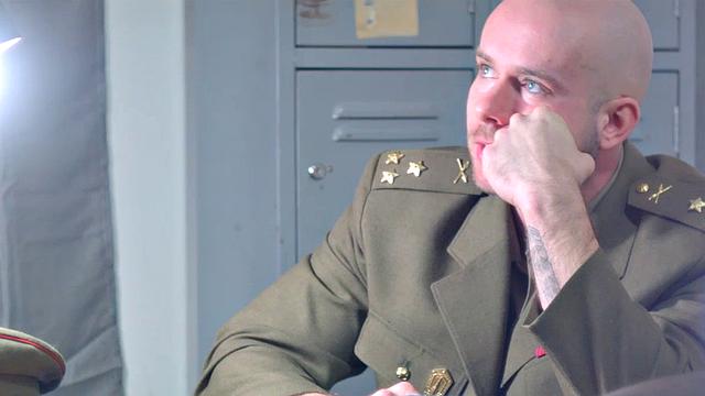 генерал отшлёпывает и жёстко трахает солдата в кабинете