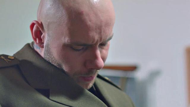 генерал отшлёпывает и жёстко трахает солдата в кабинете