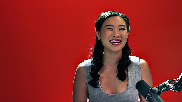 Азиатка с пушистой киской впервые дрочит на камеру