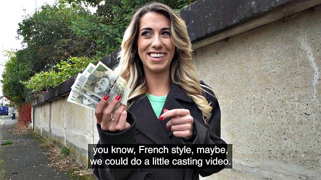 волосатая транс-любительница трахается на улице с трусиками набок